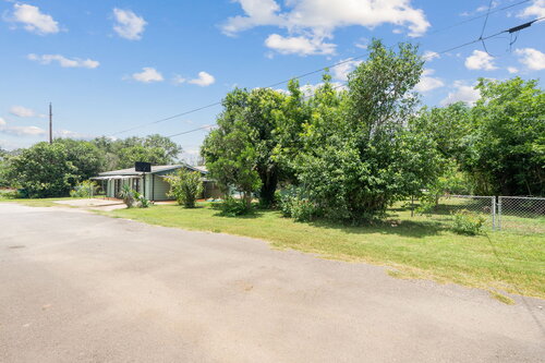 Photo 4 of 914 6th Street in Blanco, Texas