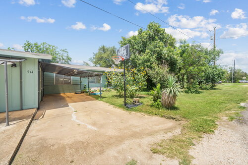 Photo 7 of 914 6th Street in Blanco, Texas